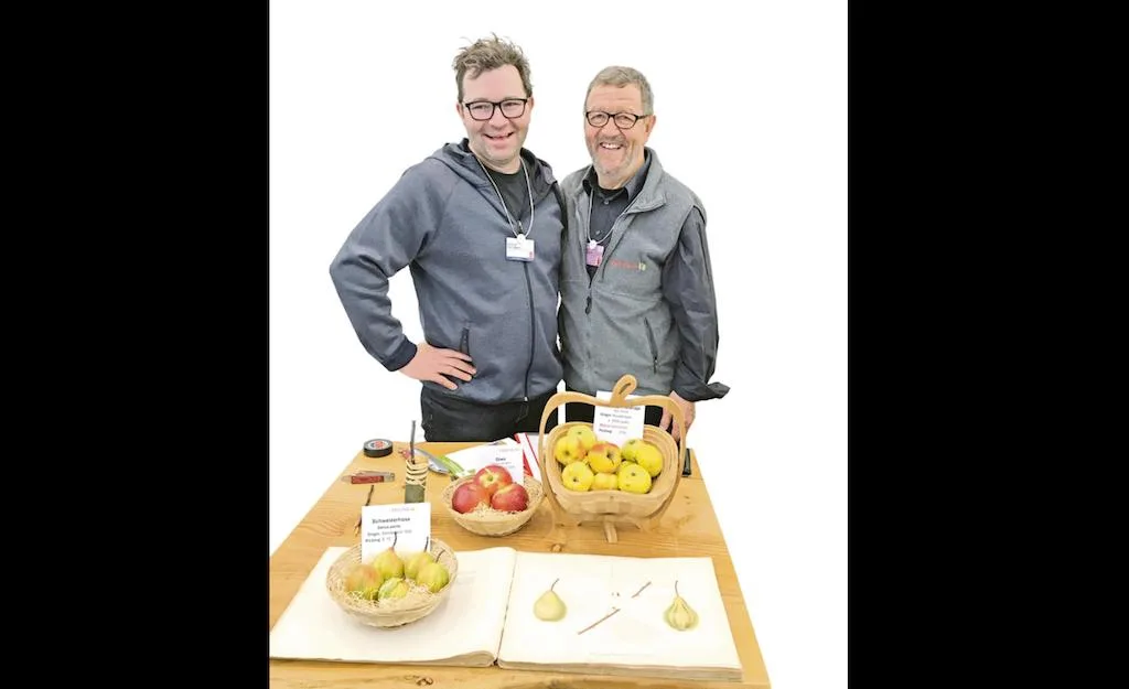 0f4ecef63b58033a83e926b1f10412dd95040ad4 Künstler Sam Van Aken (l.) und Klaus Gersbach von Fructus verbinden Landwirtschaft mit Kunst. (Bild zVg)