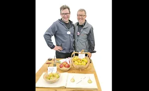 Künstler Sam Van Aken (l.) und Klaus Gersbach von Fructus verbinden Landwirtschaft mit Kunst. (Bild zVg)