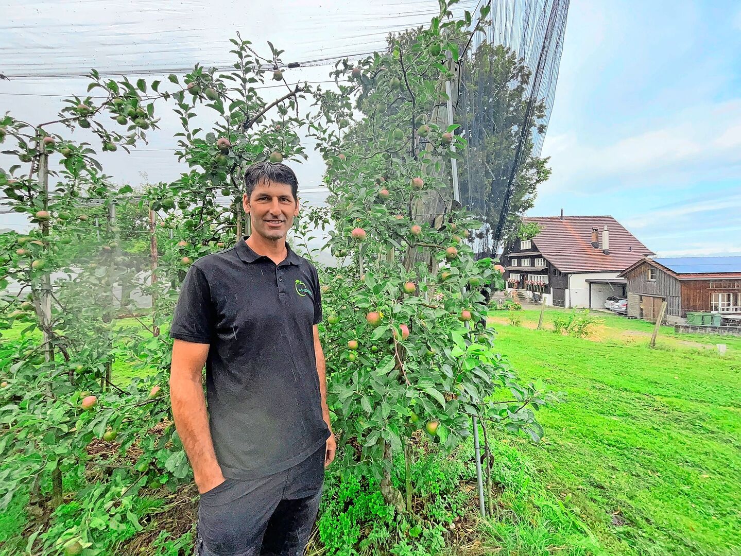 Roman Stüdli freut sich auf die guten Ernteaussichten in diesem Jahr. 2024 hatten Stüdlis im Gegensatz zu vielen Obstbauern Pech. Im Mai 2024 hatte ein lokales Hagelereignis einen Grossteil der Ernte zerstört.