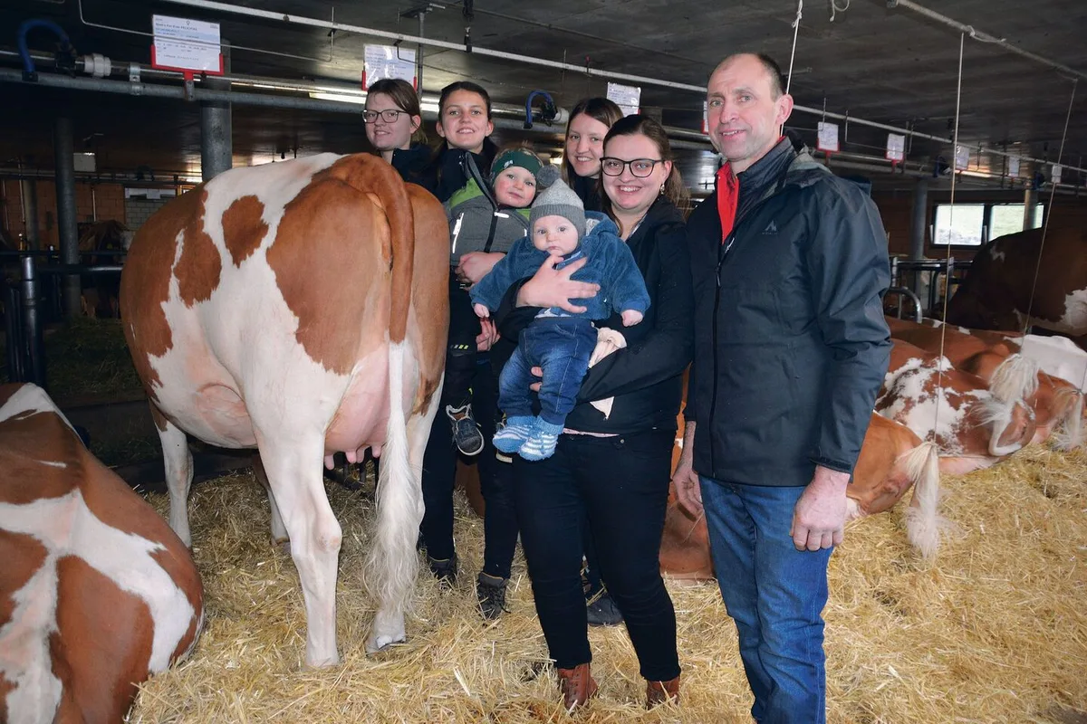 017b488d015ac5ba35b43b6e2e157dd37e5c96d31b0bd91aad0538fe0f9089e3 Züchter Walter Schnider mit seinen Töchtern Mirjam, Lydia, Daniela und Gisela (v. l.) und den beiden Enkeln.
