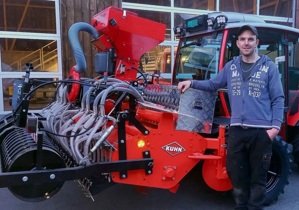 afdafce41fb7af169735d4792c0e4de02b9ef36391aee2af0bfa5702bc07dc33 Lohnunternehmer André Troxler hat sich auf Wiesenverbesserungen am Hang spezialisiert.