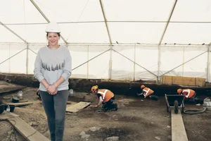 Archäologin Corinne Juon vom Kantonalen Amt für Archäologie auf der Fundstätte in Naters, einer Siedlung aus dem Mittelneolithikum.