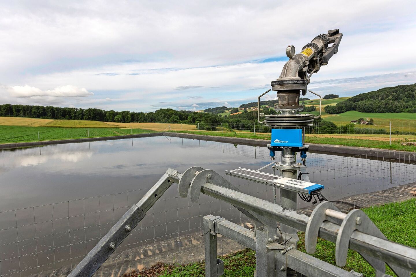 Regenwasserspeicher-becken (hier in Nuvilly FR) entlasten Fliessgewässer und helfen, den Ertrag zu sichern.