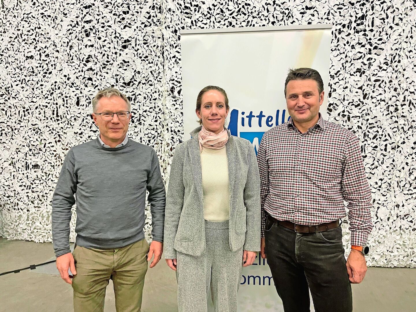 Sabrina Schlegel, Präsidentin Mittelland Milch, mit Marc Muntwyler, Coop (links), und Reto Hübscher, Emmi.