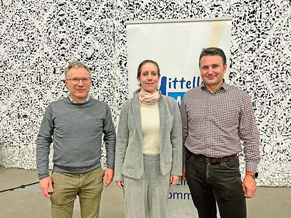 Sabrina Schlegel, Präsidentin Mittelland Milch, mit Marc Muntwyler, Coop (links), und Reto Hübscher, Emmi.