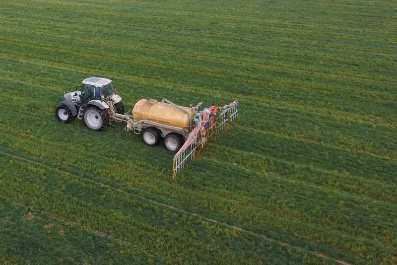 d18b0ae33aebda8f7fce595a1596f10438fb6dc4 Emmissionsmindernde Ausbringungsverfahren wie der Schleppschlauch helfen nicht nur, Stickstoffverluste in der Form von Ammoniak zu reduzieren. sondern auch den entstehenden Geruch. (Bild BauZ)