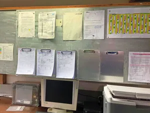Struktur für den Arbeitsalltag - mit Magnetwand und Klemmbrett.