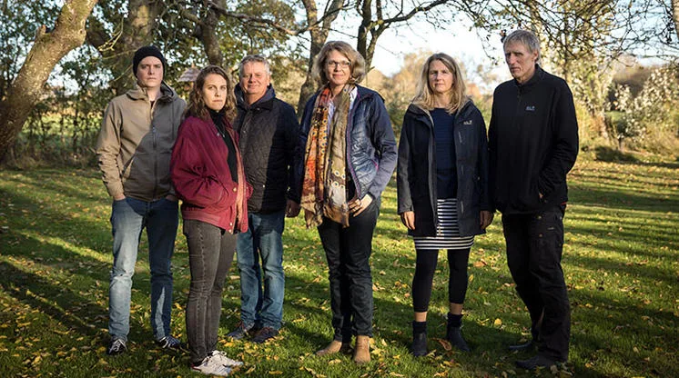 5e6aba21a015418a689f721ae8d2174d5a9ea677 Die Klimakläger: Links Familie Blohm aus dem Alten Land bei Hamburg, rechts die Backsens von Pellworm, in der Mitte Rechtsanwältin Roda Verheyen. (Bild Greenpeace)