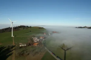 Windräder sind gross und weit herum sicht- und je nach dem auch -hörbar. Das macht sie nicht unumstritten. (Bild Roland Aregger)