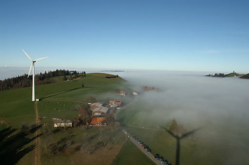 c46299ffe04a470d15e72a8299893b874663509a Windräder sind gross und weit herum sicht- und je nach dem auch -hörbar. Das macht sie nicht unumstritten. (Bild Roland Aregger)