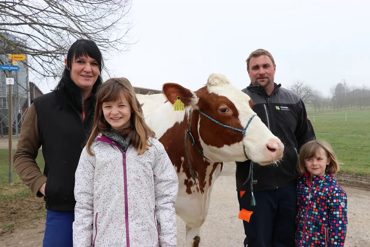 78040c81de5cb0ef155faa1503798d2f02db9dff Lächeln fürs Foto; der Verkauf ihres Milchviehs macht Familie Hasler weniger Freude. (Bild Ruth Aerni)
