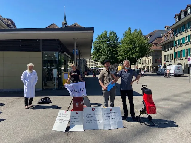 3676666cd03d50798f9640bddf7372e2b3ab4482 Werner Locher (am Megafon) und Rudi Berli anlässlich der heutigen Protestaktion mit Shredder. (Bild akr)