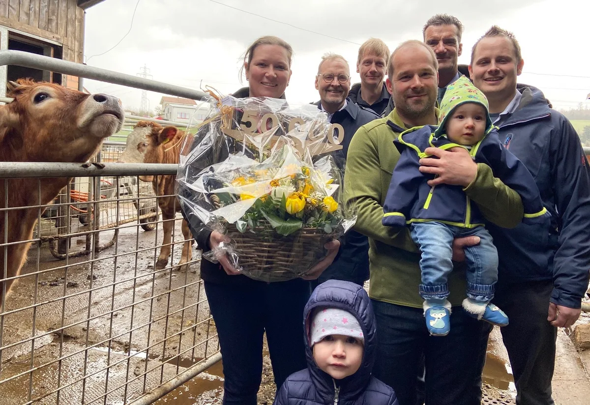 bf564a9db93da32bf2be68f1ca6c5e39e19a499f Die 150'000. Agrisano-Kundin Sandy Schenker mit Francis Egger (Agrisano-Präsident), Andreas Schwab (Solothurner Bauernverband, SOBV), Thomas Schenker mit Sohn Diego und Tochter Mia, Agrisano-CEO Christian Scharpf und der SOBV-Versicherungsberater Simon Stettler (v.l.n.r.). (Bild akr)