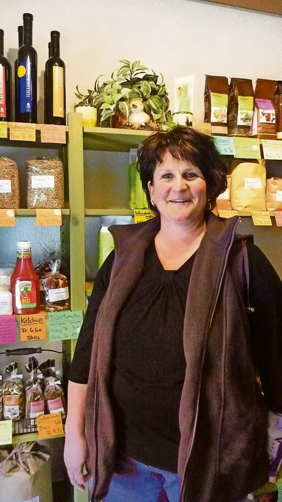 95708965de4172fb9ca078760082bdd3b9ffc4c0 Agnes Leu verkauft in ihrem Hofladen in Embrach ZH auch Produkte von anderen Biobetrieben. (Bild: mr)