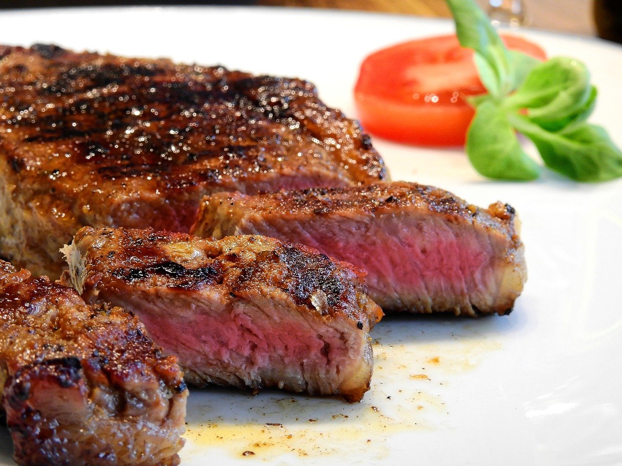 Für die Strategie Nachhaltige Entwicklung muss eine klimafreundliche und nachhaltige Ernährungsweise definiert werden. Aus Sicht von Sentience Politics spielt Fleisch in der Diskussion eine grosse Rolle und sollte beim Essen eine kleine spielen. (Bild Bru-nO/Pixabay)