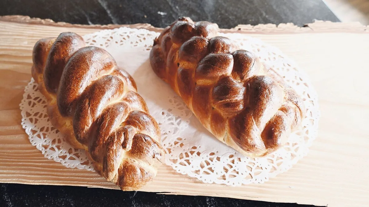 Barbara Kunz mag etwas dunklere Zöpfe. Für sie sollen die Zöpfe nach dem Backen so aussehen, links ein Fünf-Strang-Zopf, rechts ein Exemplar mit acht Strängen geflochten (siehe Bildanleitung unten).