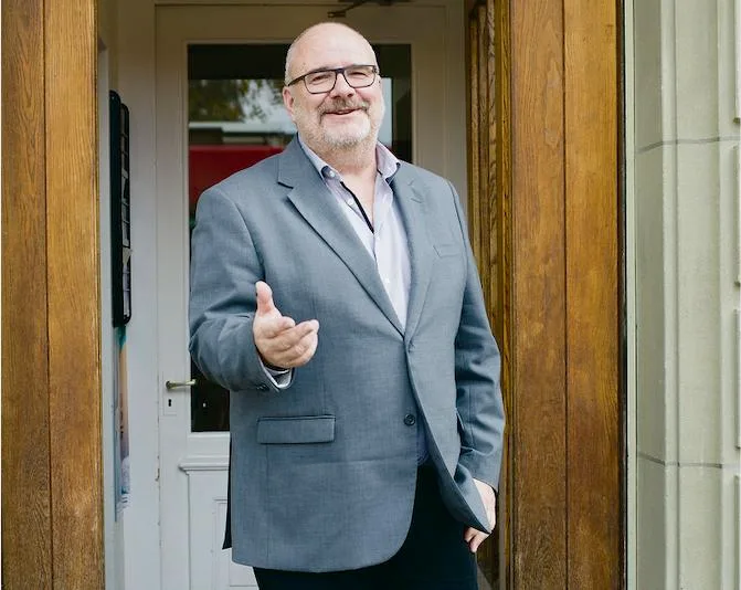 e9569d164d40cab58017c650b5f3b8ebcf990169 «Reicht nicht ein altes Bild von der Website?» Jürg Jordi vor dem Eingang zum Restaurant «Eiger» in Bern. (Bild hja)