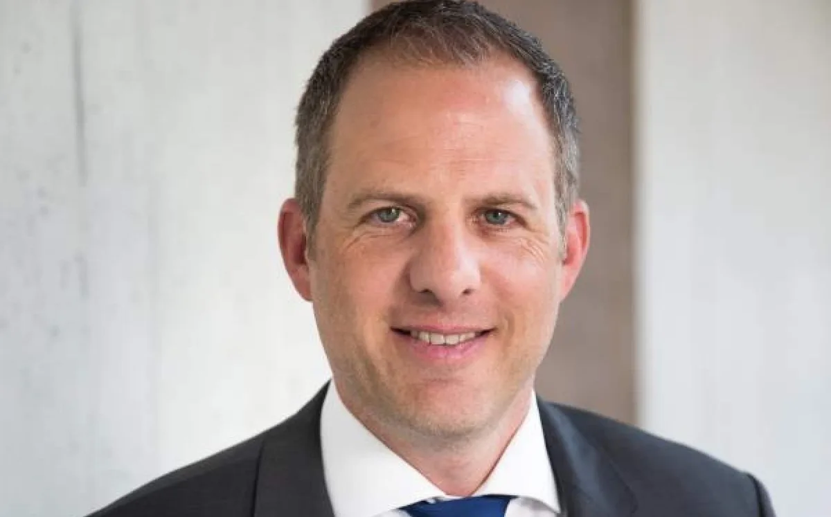 bfcc3a769e3c2adc98839b3434fc3f6315f48532 Philipp Zgraggen ist seit dem 1. September 2019 Leiter des Departements Volg Läden/Tankstellenshops und Mitglied der erweiterten Geschäftsleitung. (Bild zVg)