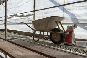 Der Vorstoss ist vor allem mit der Wohnungsnot begründet, denn viele Bauprojekte zur Linderung desselben seien blockiert. Aber so mancher (landwirtschaftliche) Bauherr hatte wohl schon mit Einsprachen zu kämpfen.