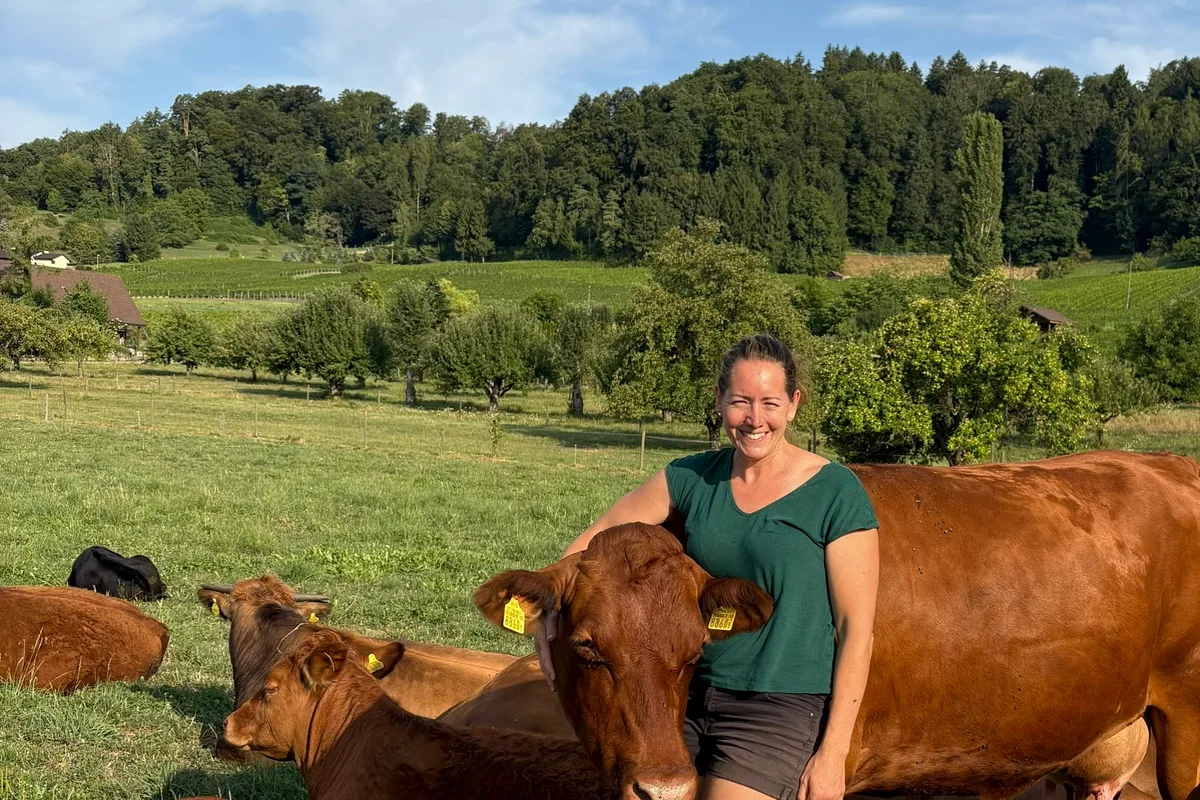 Foto mit Kuh.jpeg Linda Schwarz hält Mutterkühe und spürt die Folgen des Klimawandels derzeit vor allem in der Tierhaltung und weniger im Ackerbau.
