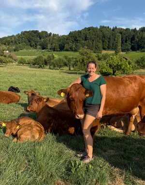 Linda Schwarz hält Mutterkühe und spürt die Folgen des Klimawandels derzeit vor allem in der Tierhaltung und weniger im Ackerbau.