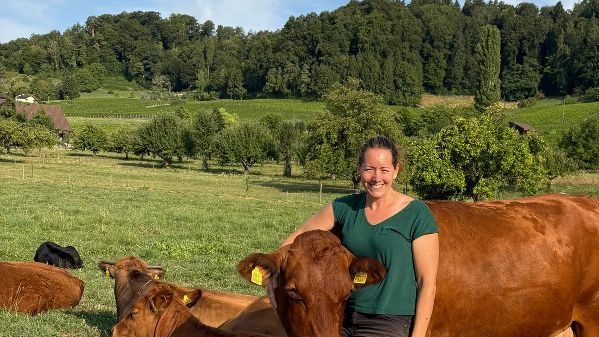 Foto mit Kuh.jpeg Linda Schwarz hält Mutterkühe und spürt die Folgen des Klimawandels derzeit vor allem in der Tierhaltung und weniger im Ackerbau.