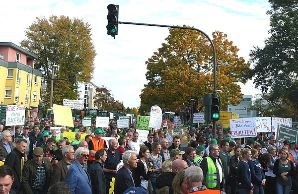 0e23130dc4b72327e04731763e02d971631bec4d Mit der Demonstration solle der Politik und der Gesellschaft deutlich gemacht werden, dass es so nicht weitergehen könne. (Bild Agra-Europe)