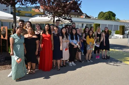 20 junge Frauen und zwei Männer freuen sich über ihren Abschluss als Hauswirtschaftspraktiker (Bild zVg).