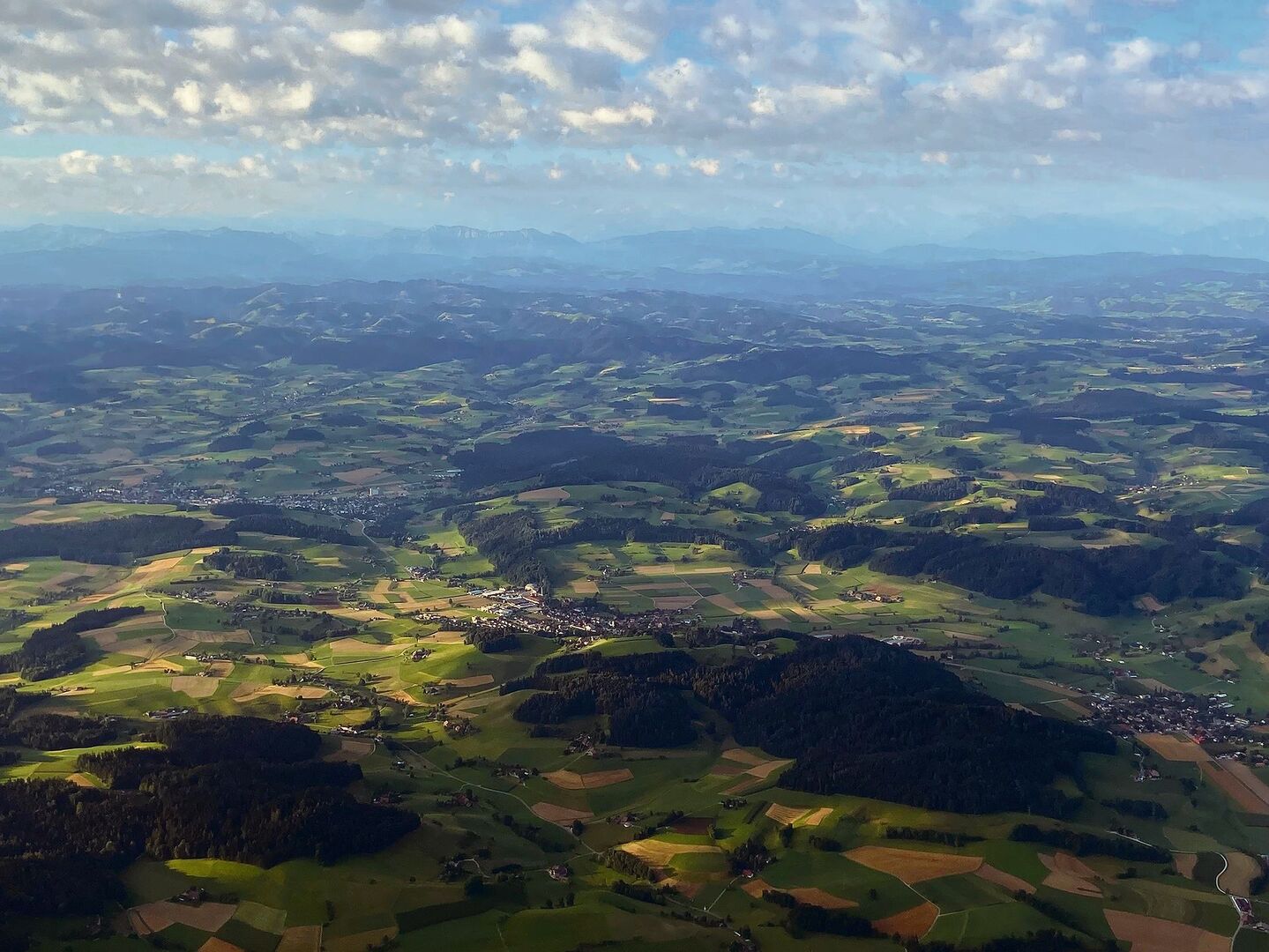 Blick aus der Vogelperspektive vom Mittelland Richtung Alpen: Die Fruchtfolgeflächen nehmen auch aufgrund des grossen Siedlungsdruckes ab.