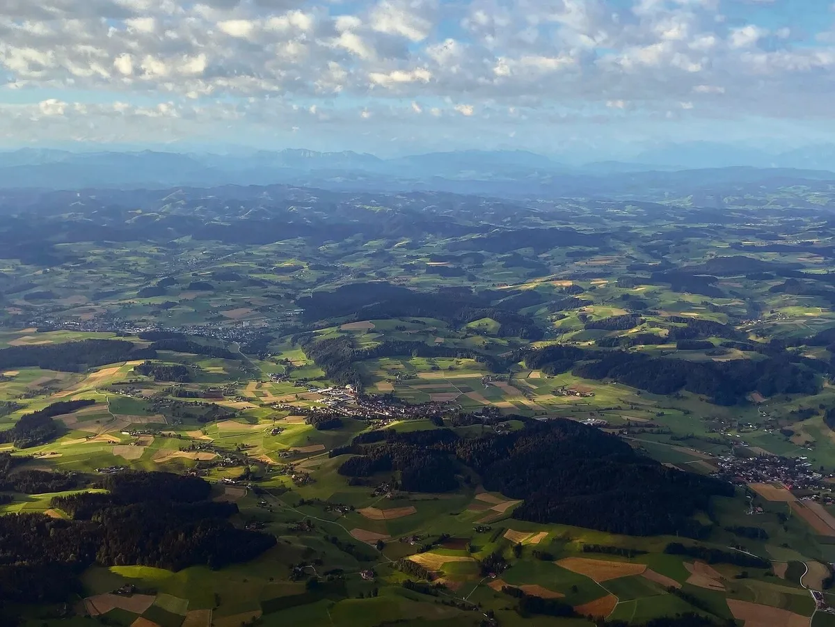 f8d81d46a4c996aff6c07b0172134dad3e45a14bc87d3d152c6d79ba5ee9f173 Blick aus der Vogelperspektive vom Mittelland Richtung Alpen: Die Fruchtfolgeflächen nehmen auch aufgrund des grossen Siedlungsdruckes ab.