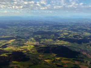Blick aus der Vogelperspektive vom Mittelland Richtung Alpen: Die Fruchtfolgeflächen nehmen auch aufgrund des grossen Siedlungsdruckes ab.