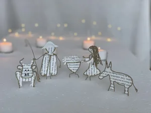 Die klassische Weihnachtskrippenszene: Maria, Josef, das Jesuskind, Ochse und Esel. Hier sind sie aus Buchseiten und Papierdraht gefertigt.