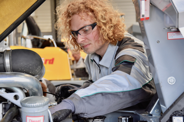 Jeremias Heimgartner muss bei einem Manitou-Dumper diverse Messungen am hydraulischen Antrieb machen. (Bild jba)
