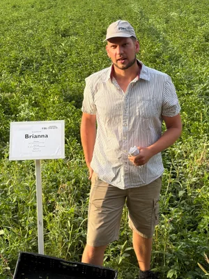 Tobias Gelencsér stellte beim Bio-Kartoffelhöck auf dem Tännlihof den FiBL-Sortenversuch vor.