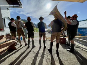 Am 1. Alpen-Gipfel-Europa auf der Firstalm in Bayern blasen die Bergbauern und Landwirtschaftsverbände den Politikern den Marsch – auch im wörtlichen Sinne.