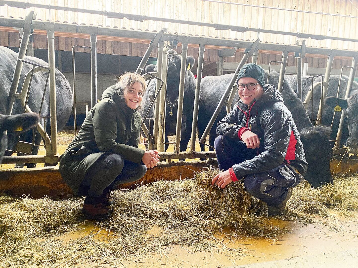 Johanna und Beat Bergmann wollen auf ihrem Betrieb Kreisläufe schliessen. Daher experimentieren die Agronomin und der Landwirt auch mit Ansätzen der Regenerativen Landwirtschaft.