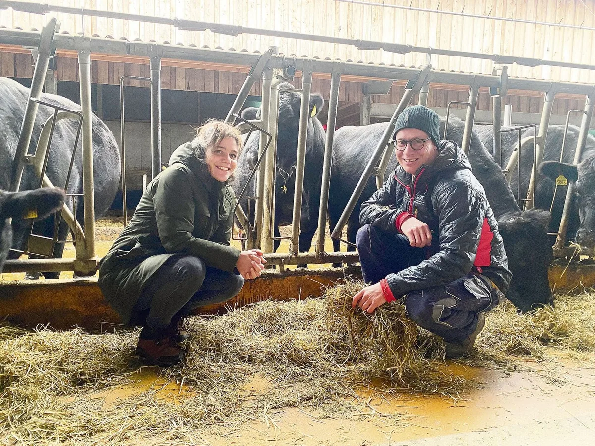 6ff9a614616edfde6bd7007067bd392e4bf9d88aac53f30177b72096671967bd Johanna und Beat Bergmann wollen auf ihrem Betrieb Kreisläufe schliessen. Daher experimentieren die Agronomin und der Landwirt auch mit Ansätzen der Regenerativen Landwirtschaft.