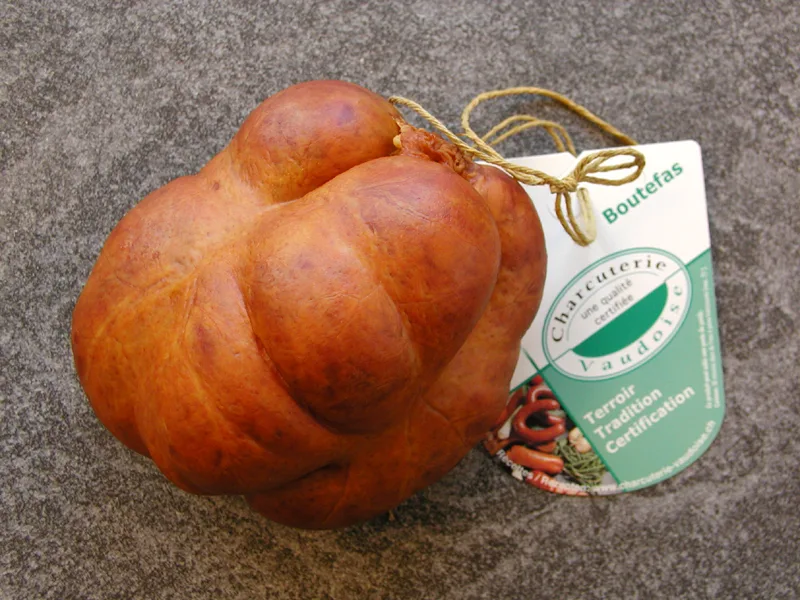 2fef9ebb18bdc3ca91fa150bb172532b29725fdb Die Waadtländer Spezialität Boutefas ist eine Rohwurst aus Schweinefleisch, Speck, Pökelsalz, Gewürzen und – je nach Hersteller – Wein oder Schnaps. Zusammen mit dem Jambon de la Borne soll sie nun geschützt werden. (Bild Wikimedia)