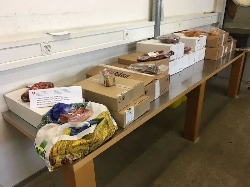 aa3399fe2950dd70f0cd2d03d90495a54cd15a22 In Kreuzlingen versuchte am 15. Juni 2019 ein Portugiese unverzollte Ware über den Zoll zu schmuggeln. (Bilder EZV)