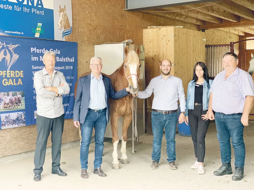 e7ec43aecbc8faa93ca5d5ad029ab167b41faa9b Sie setzen sich für die Pferde-Gala in Balsthal ein, die am 3. und 4. August zum Mekka der Schweizer Pferdelandschaft wird (v. l. n. r.): Urs Bürgi, Ronald Biehler, OK-Vize-Präsident, Hector Casal, Berfin Adsal, Heinz Mägli, OK-Präsident. (Bild zVg)