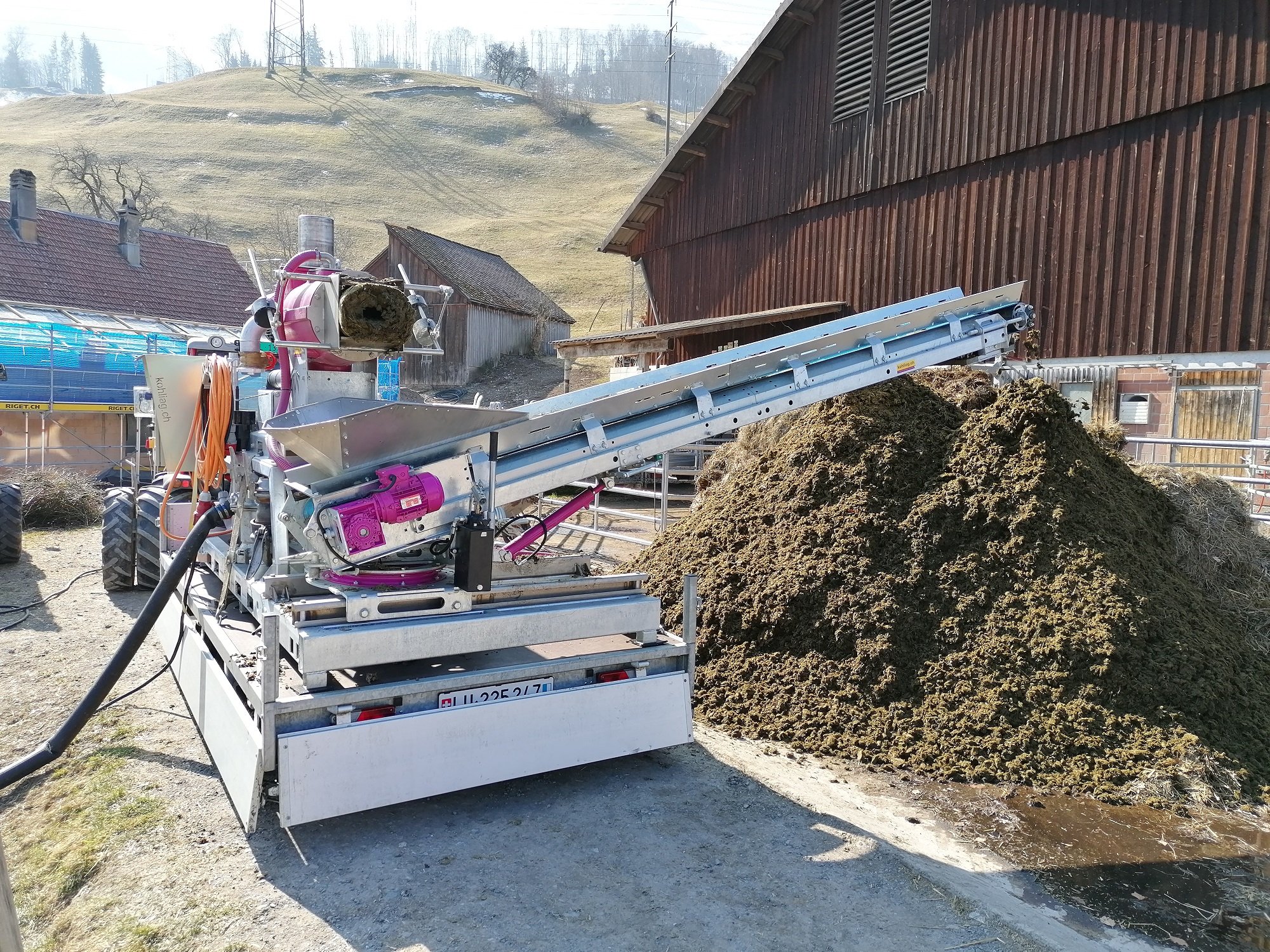 Der Gülleseparator bringt Platz im Gülleloch und Einstreu für den Stall