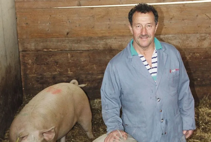 eccb66b3773f2b2c35d3e0ce5caa7b56e6598268a6d24561c044b7777b55a1b5 Andreas Boog müsste bei Annahme der MTI die Schweinehaltung aufgeben