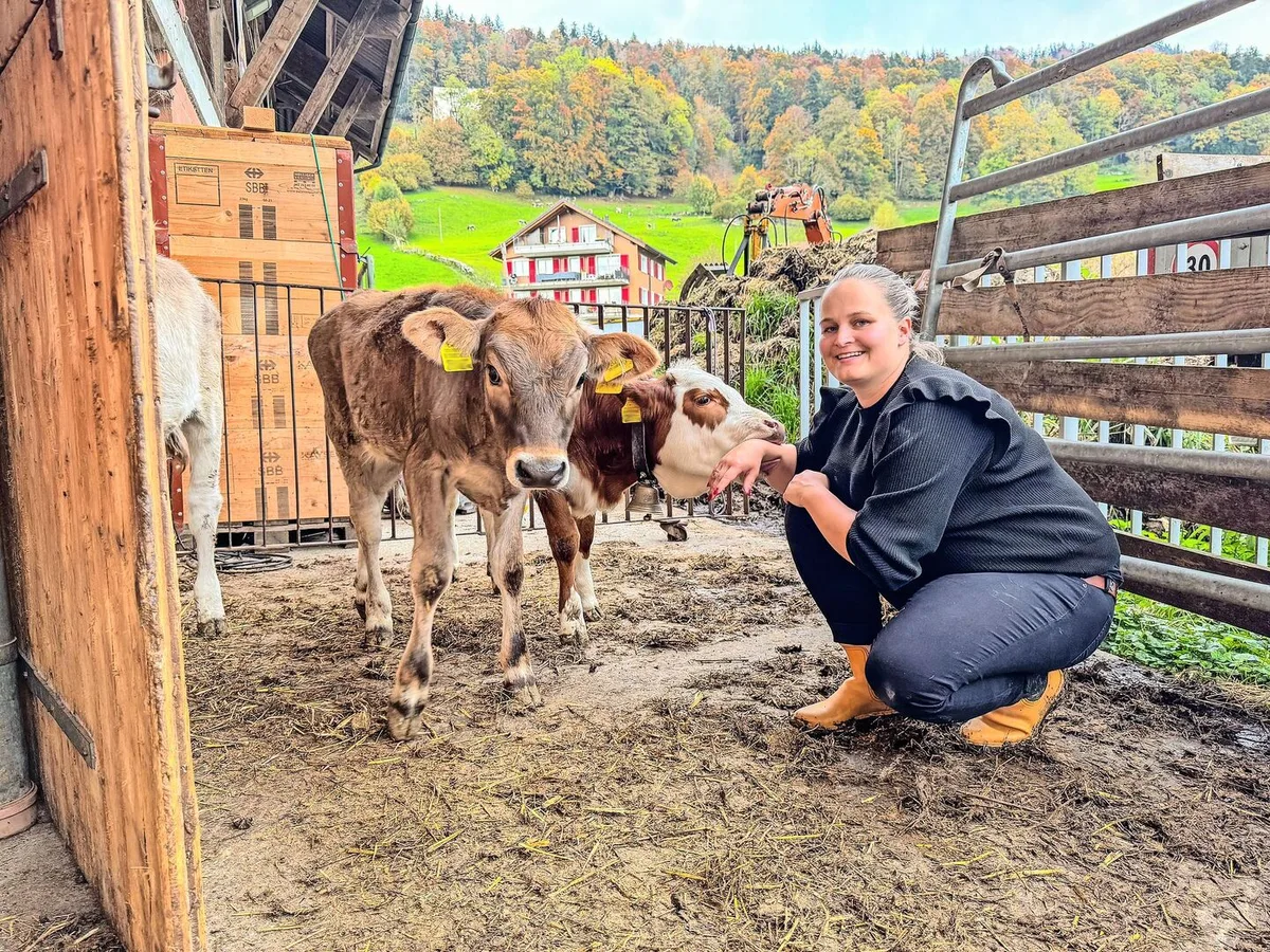1a8ef5e748510bbcdaaf5e2f2323ea5871dbde4ff5c8d3d50c02e3c6b3597603 Angela Amstutz liebt Tiere. Die Kälber auf dem Hof haben keine Scheu vor ihr, wie das Bild beweist: Lieblingskalb Gioia hat die Bäuerin «zum Fressen gern».