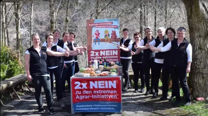 ab9ff38a4349bf6a11f3dd1ade72ac4fb43ec8f8 Zwischen den Tanz-Szenen an verschiedenen Orten erscheinen im Video Botschaften zu den Pflanzenschutz-Initiativen. (Bild Screenshot Youtube)