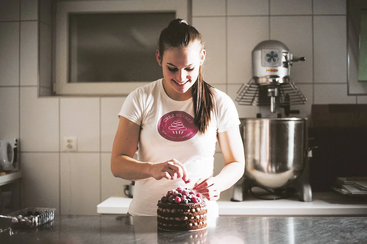 3b355ffdbe3941603f7c61685d45362bd3b5efb7 Esther Gurtner weiss, was sie will: Backen. Denn das ist ihre grosse Leidenschaft. Ihre süssen Kreationen haben ihr im vergangenen Jahr den Sieg an einem Wettbewerb gebracht.(Bilder Tanja Kurt, Digitalemassarbeit)
