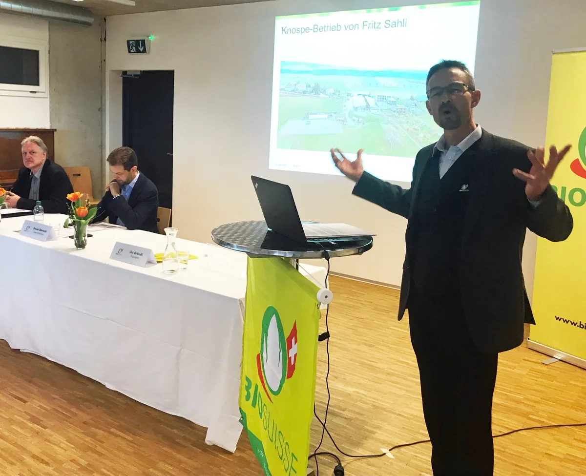 8b7a2ada49538456ffa09e2dcc044bd89d9a4355 Bio Suisse-Präsident Urs Brändli bei der Präsentation der Biozahlen. Links im Bild Marketingleiter Jürg Schenkel und Geschäftsführer Daniel Bärtschi. (Bild akr)
