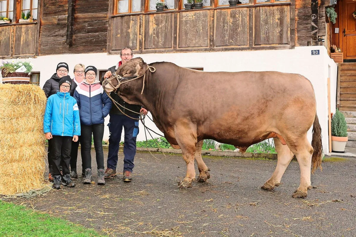 Die Muotathaler Doris und Martin Schelbert und ihre Kinder Petra, Silvia und Andrea mit dem imposanten OB-Stier Ursin.