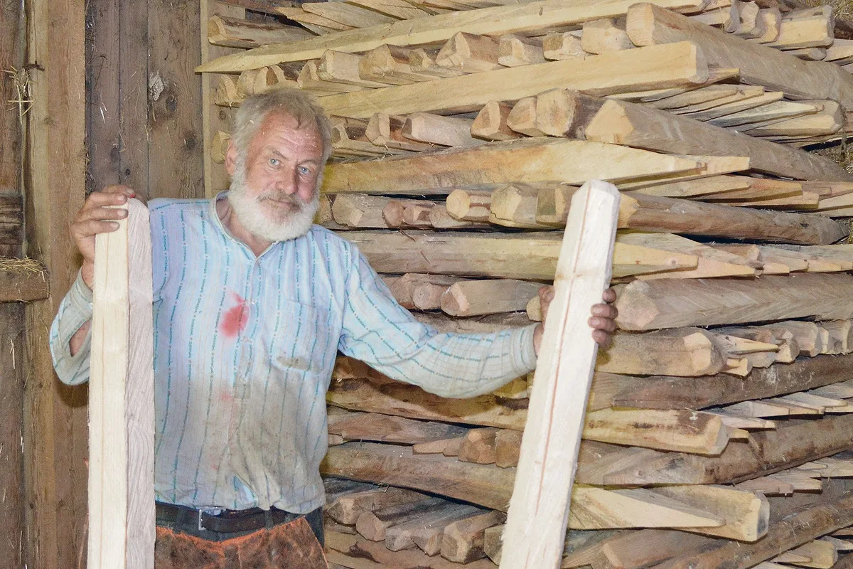 «So lange ich gesund bin, mache ich Hagstüd»: Walter Gwerder liebt seine Arbeit. (Bild Guido Bürgler)
