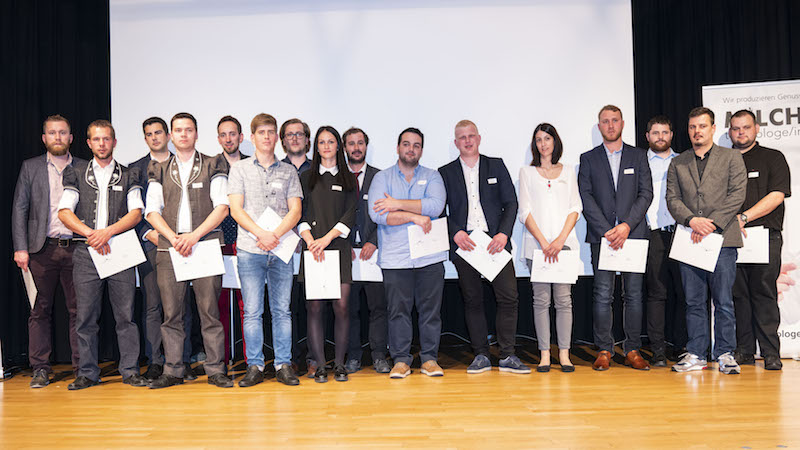 "Ein diplomierter Milchtechnologe ist gerüstet für eine Kaderstelle in der Industrie bzw. im Gewerbe oder dafür, einen eigenen Betrieb zu führen – sei es fachlich oder auch betriebswirtschaftlich. Diesen hochqualifizierten Fachkräften stehen Tür und Tor in unserer Branche offen», sagte Thomas Arnold, Präsident des Schweizerischen Milchwirtschaftlichen Vereins SMV. (Bild zVg)