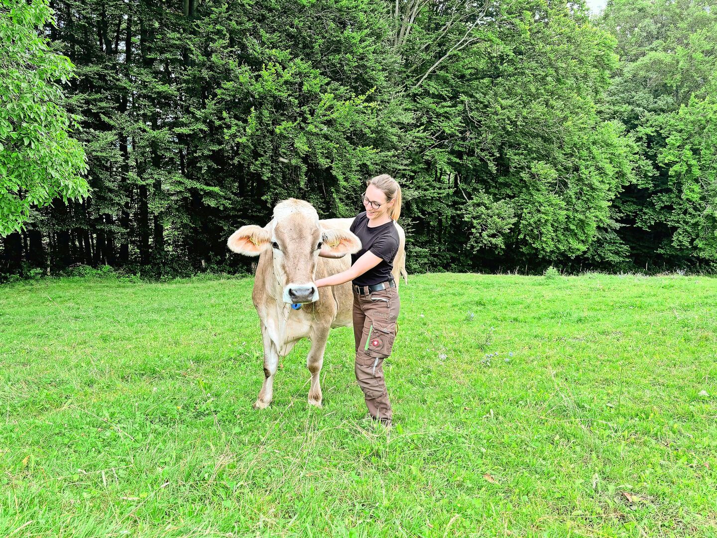 Während Céline Bienz sich früher das Melken nicht zutraute und lieber im Gemüse arbeitete, gehören heute die Arbeiten rund um das Milchvieh zu ihren Hauptaufgaben auf dem Betrieb.